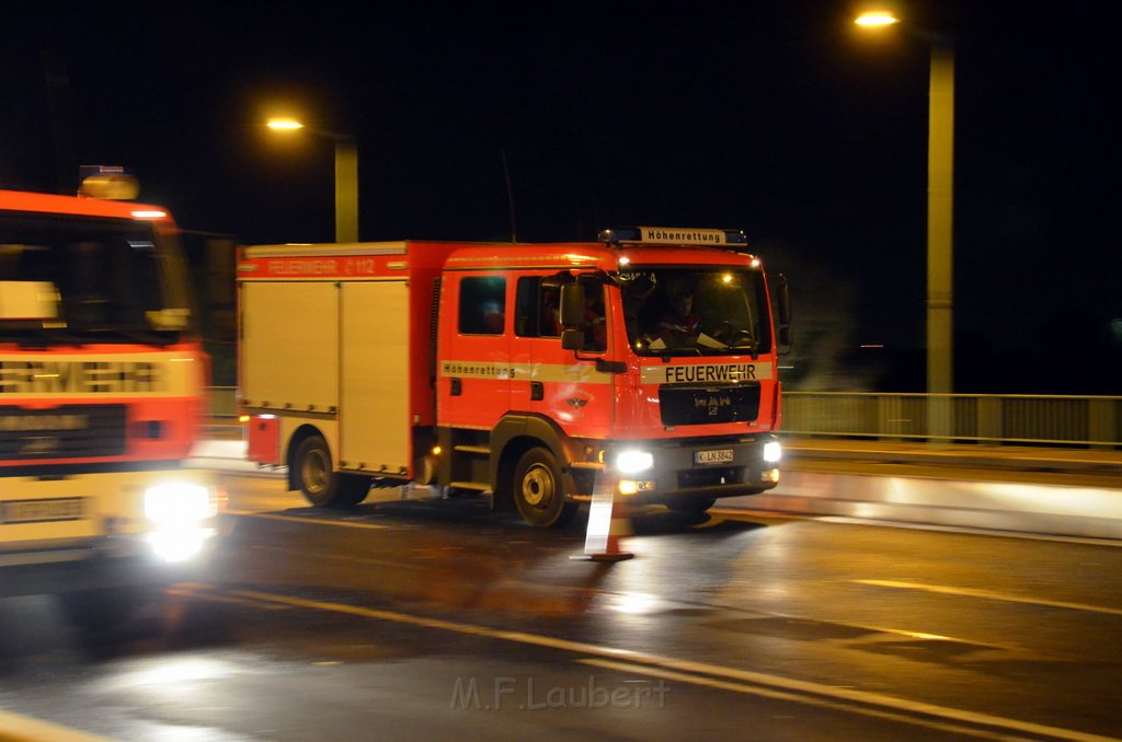 Einsatz BF Hoehenretter Koelner Seilbahn Hoehe Zoobruecke P2648.JPG